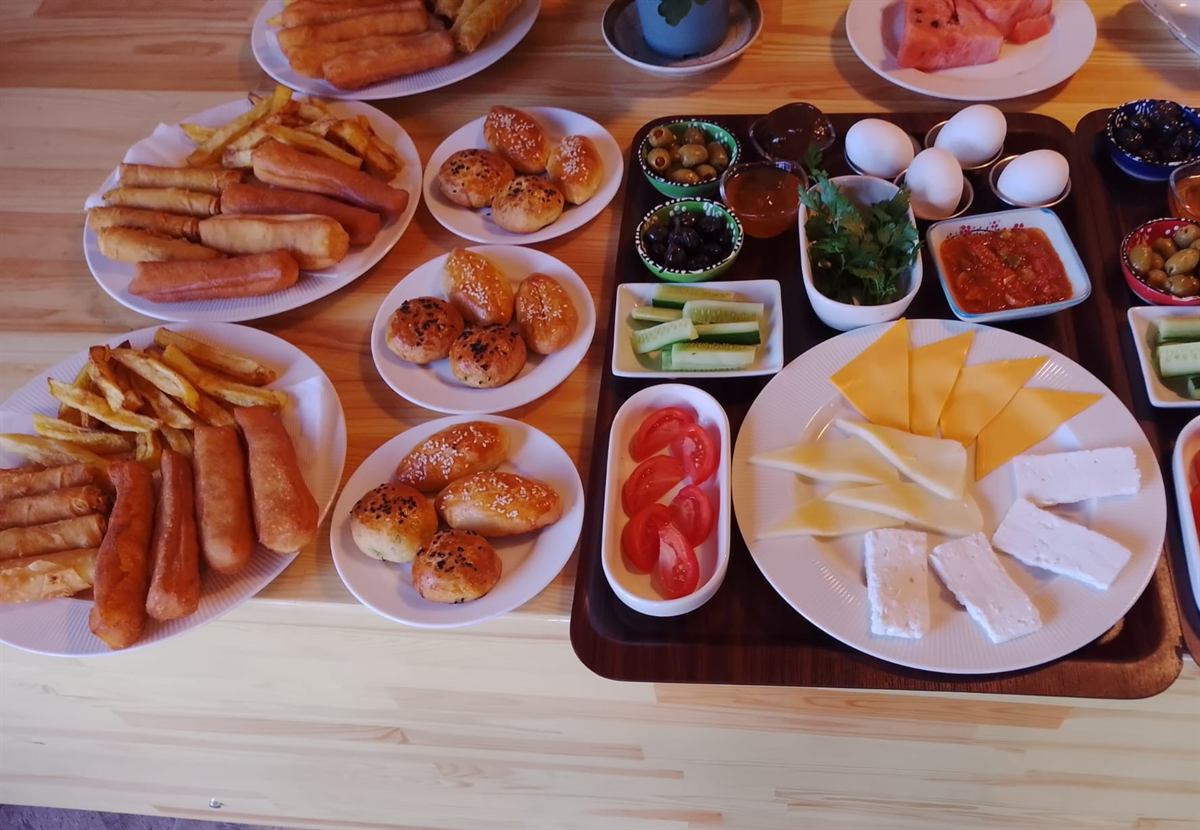 Serpme köy kahvaltısı sofrası